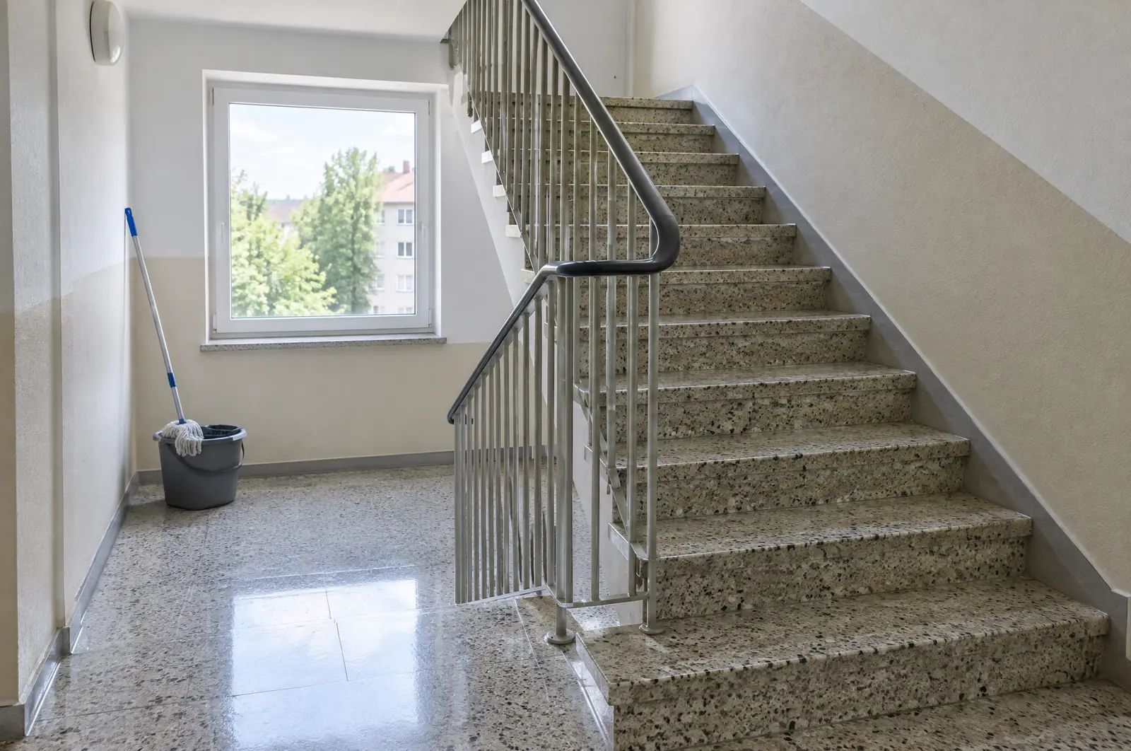 Frisch gereinigtes Treppenhaus in einem Mehrfamilienhaus